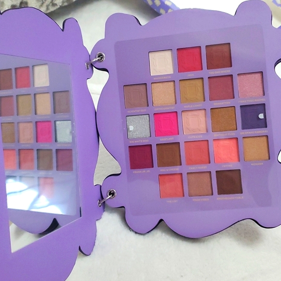 REVOLUTION x Friends Makeup Revolution Open the Door Eyeshadow Palette NIB - Picture 6 of 13